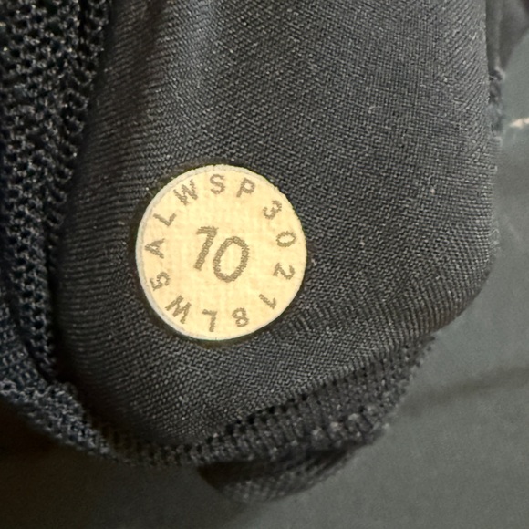 Lululemon On The Fly Pant “28” - Midnight Navy - Women’s size 10 - Picture 8 of 8